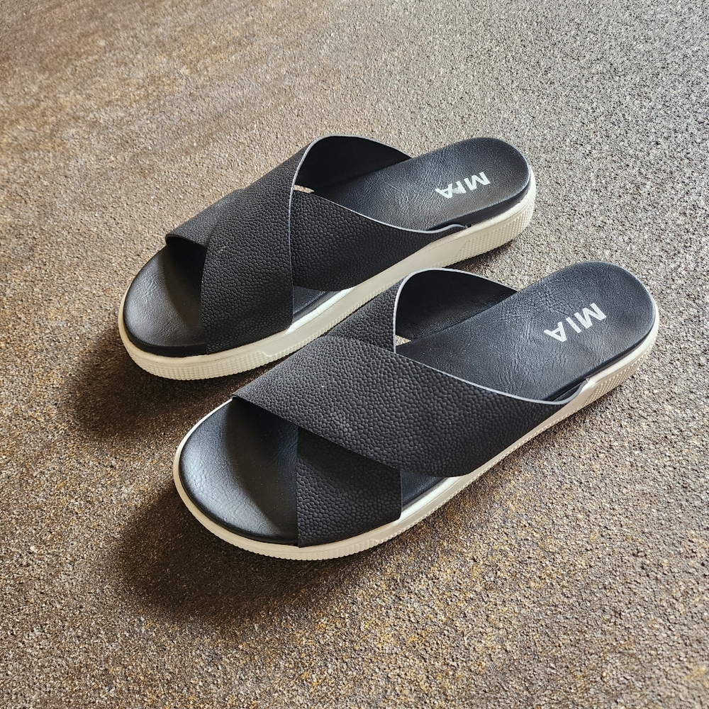 Mia black and white sandals size 8 1/2